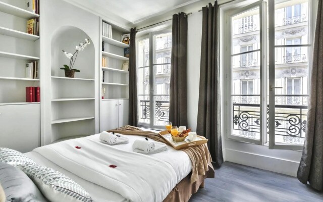 836 - Eiffel Tower View - Parisian apartment