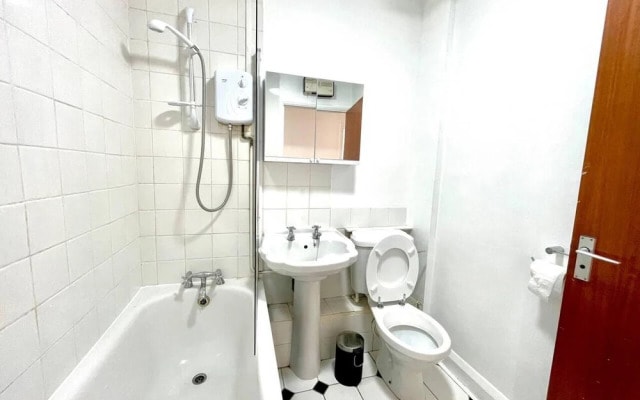 Lovely 2-bed Tree-hole in Northolt Southharrow