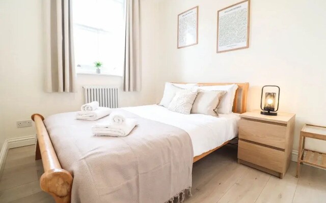 Right by Oval Station - 2 bed Flat Free Wifi
