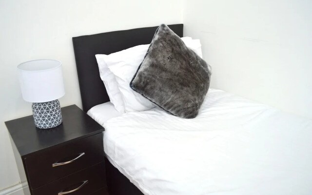 Beautiful Two-bed Apartment With Driveway Parking