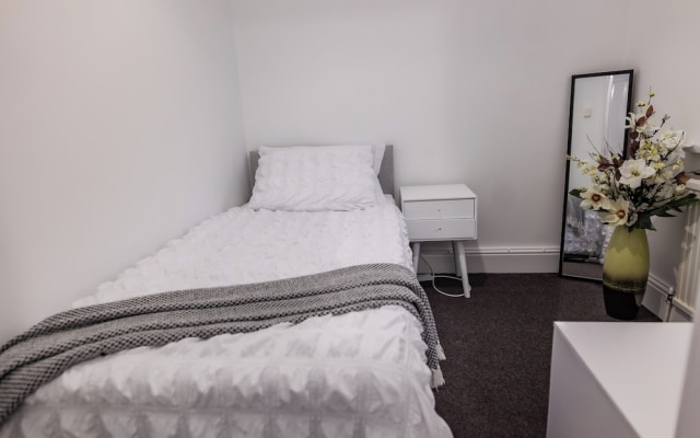 House - Sleeps 6 - Parking - Garden