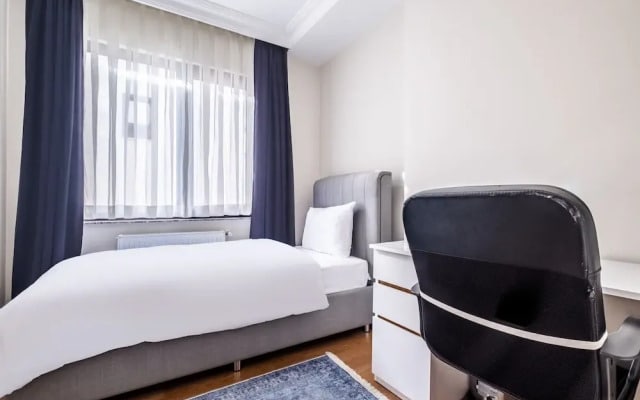 Flat in Maltepe With Balcony Near Shopping Malls