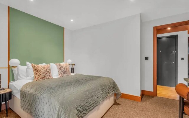 Two Bedroom Apartment in Limehouse