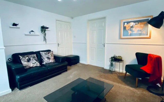 Comfortable Manchester House with Conservatory & Parking