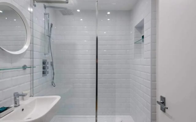 1BR Flat Ideally Located In Zone 2, Fits 3