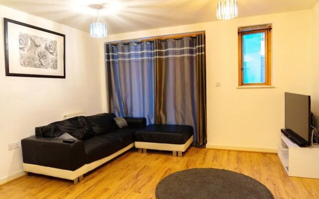 East London 1-bed Apt, Sleeps 2, With Parking