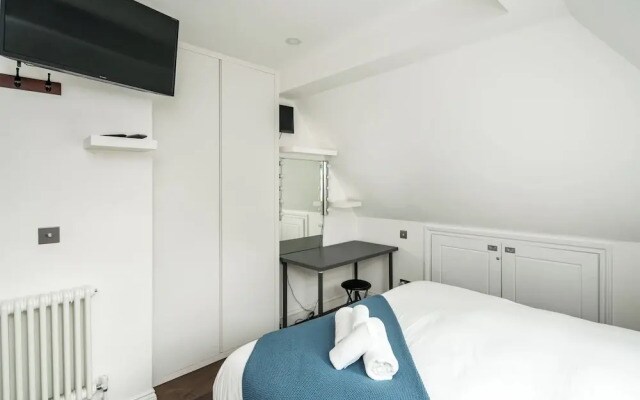 Sleek and Stylish 1BD Apt w/ Balcony, Hammersmith