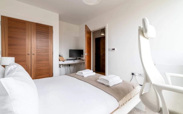 Modern Brixton Jewel Apartment