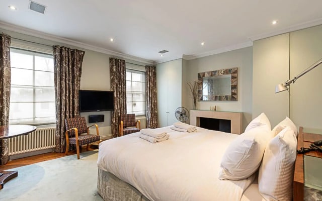 London Luxe Retreat: 5-bed Gem