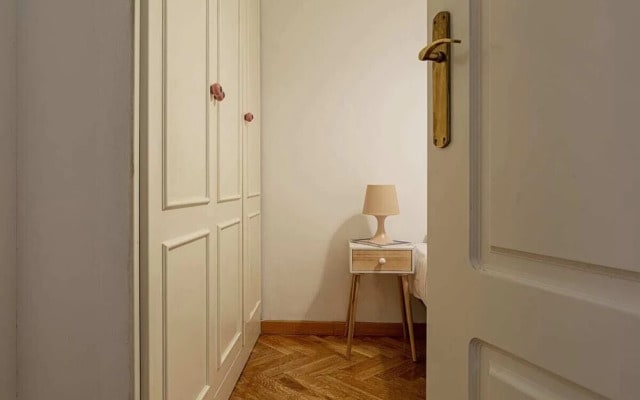 Cute 1 Bed Flat w Balcony, 2 min to Metro