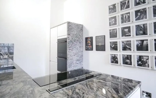 1-bed Loft Apartment - Free Parking, Central