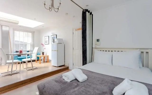 Airy Studio Apartment in Vibrant East London