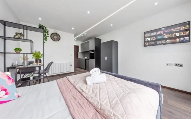 Modern Serviced Studio Flat Near Central London
