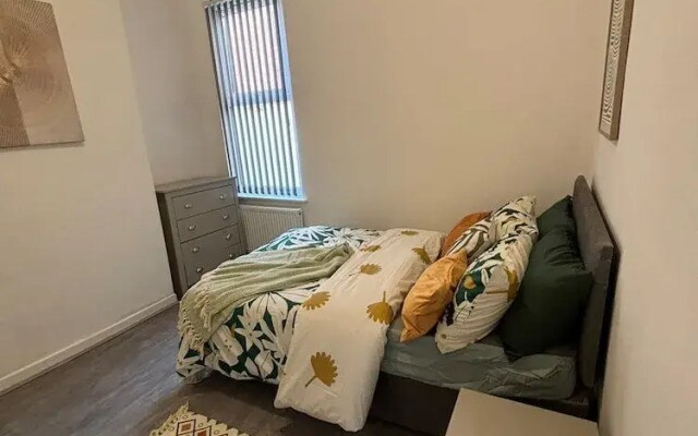 Luxe Spacious 5-bed House in Liverpool