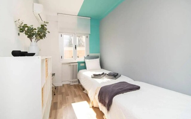 Sunny Apartment at the foot of Royal Palace by Batuecas