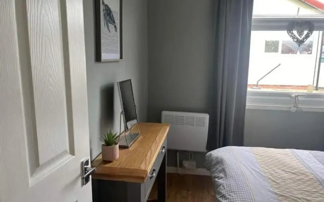 Seasideescape-2br-sleeps4-parking-petsok-fireplace