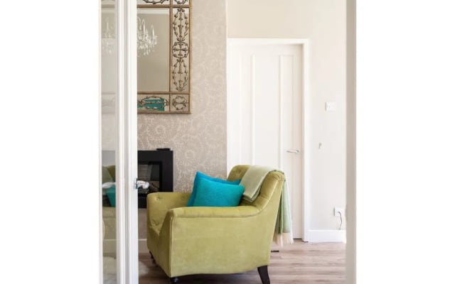 Stunning 1BR Apartment in Central York W/parking