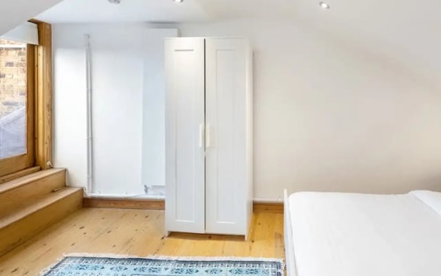 Modern & Cosy Three Bedroom Apartment in Queen's Park