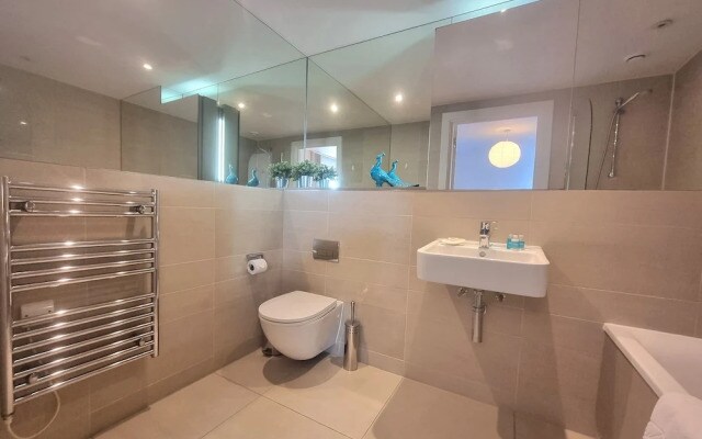 2-bed 2-bath Greenwich Apartment with balcony & lift