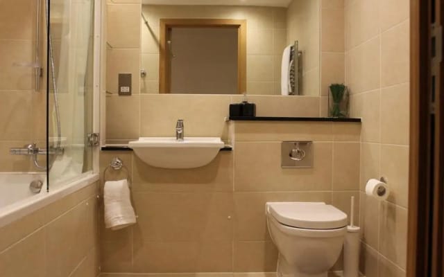 Stylish 3 Bed 2 Bath Apartment Hyde Park