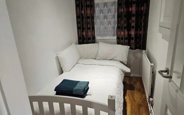 Mitcham Junction - 2 Bed Apartment - Sleeps 6