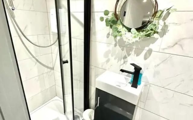 Inviting Studio Flat at Lewisham Way, Se14 London