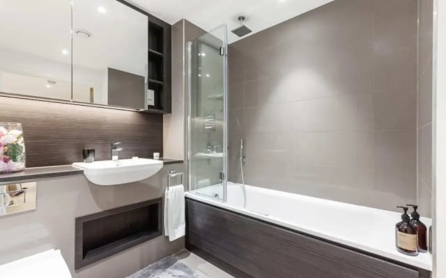 Stunning One Bed Apt W/balcony and Riverview in Greenwich