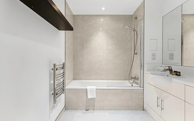 Stylish Flat In Battersea Reach