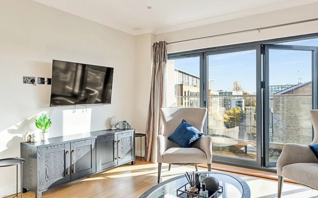 Penthouse Apartment In Brentford