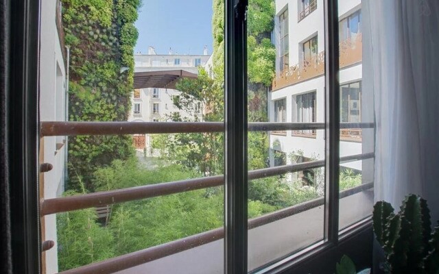 Modern Industrial 80m2 Apartment Near Bastille