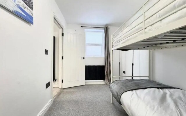 4 Guests - 2 Bedrooms - Parking - 9min City Centre