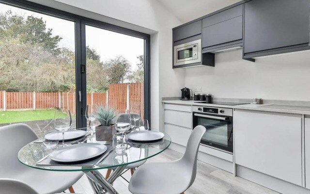 Large, Modern Apartment with En-suites, Wifi, Parking