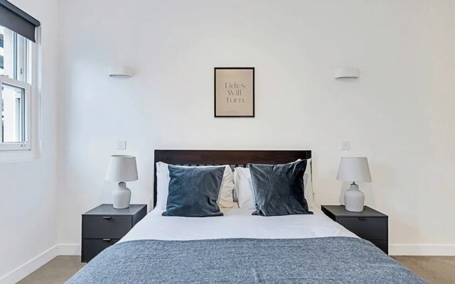 Sunny 2-bed Flat in Chiswick