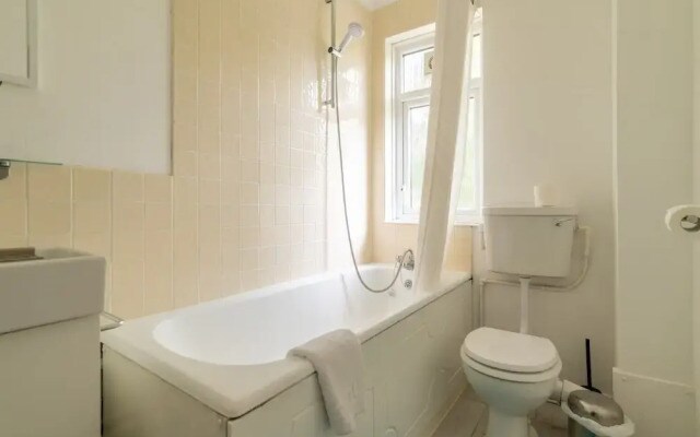 Charming One Bed Abode In East Putney