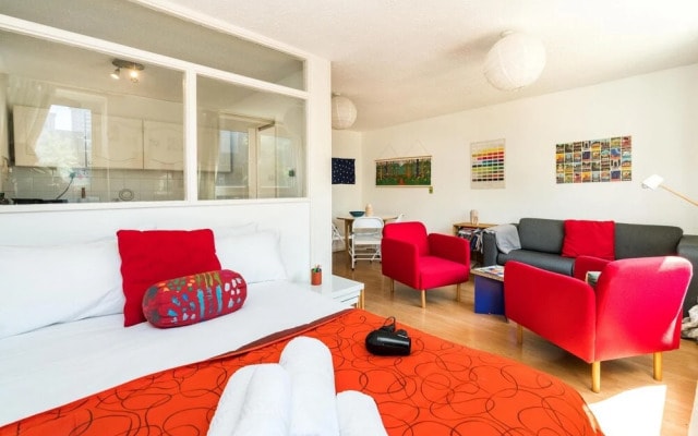 Bright & Cosy Studio Close to Central London