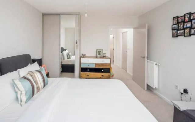 Modern 2bed apt Sleeps 6 W/balcony in Canning Town