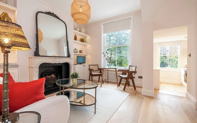 Elegant Flat Near Notting Hill by Underthedoormat