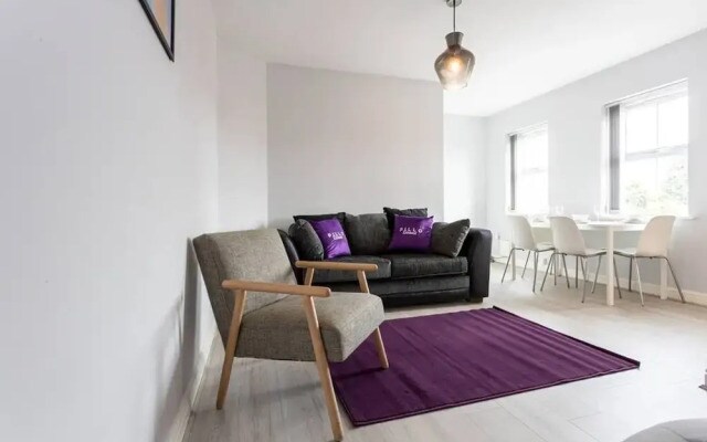 Lovely One-bedroom Serviced Apartment in Eccles