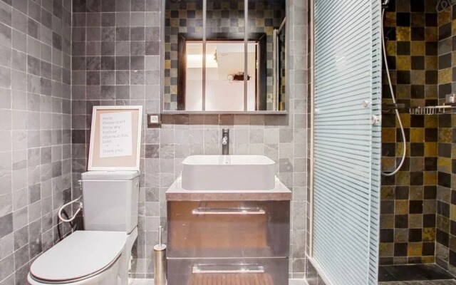 Modern Industrial 80m2 Apartment Near Bastille