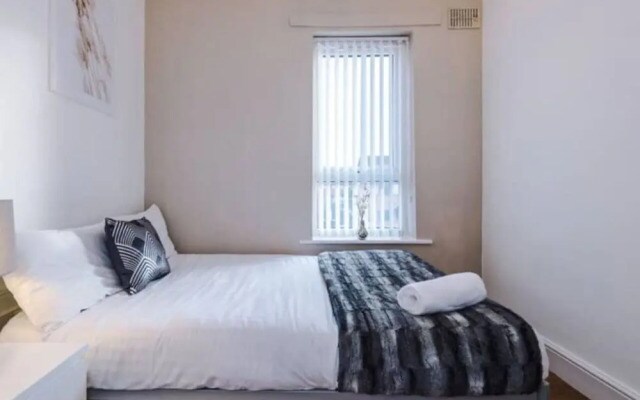 Spacious 4-Bed House Manchester