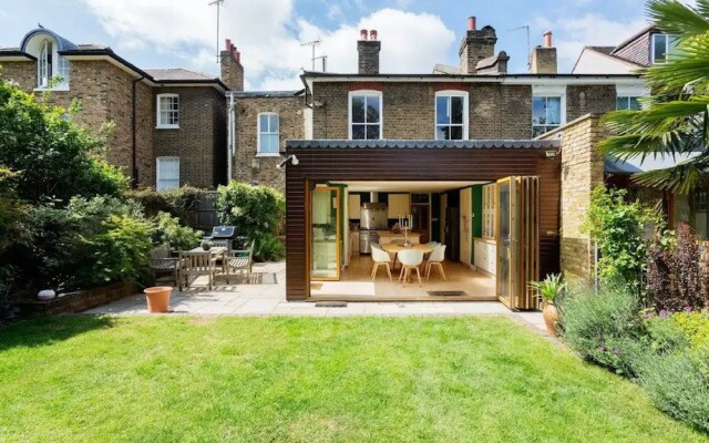 Charming 4 Bed House in London