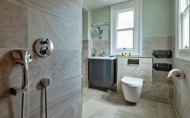 Elegant Duplex in Buxton's Historic Center, No Deposit