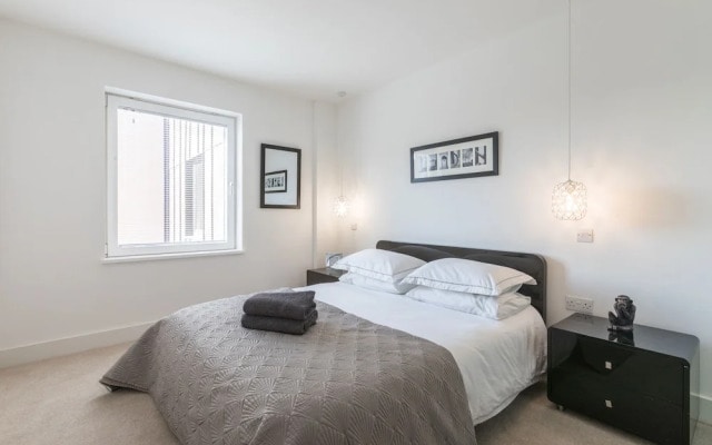 Luxury 2-bed Flat, Parking Near Tube and Emirates