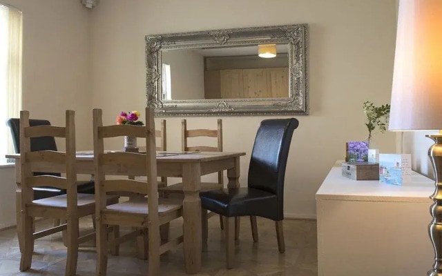 Cargo Cafe Apartments - Guest House