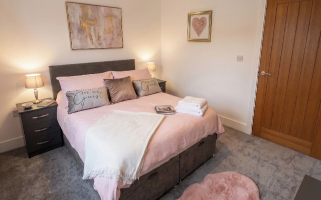 2 Bed, Sleeps 4, Pet Friendly, Free Parking