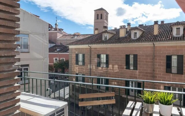 Sunny Apartment at the foot of Royal Palace by Batuecas