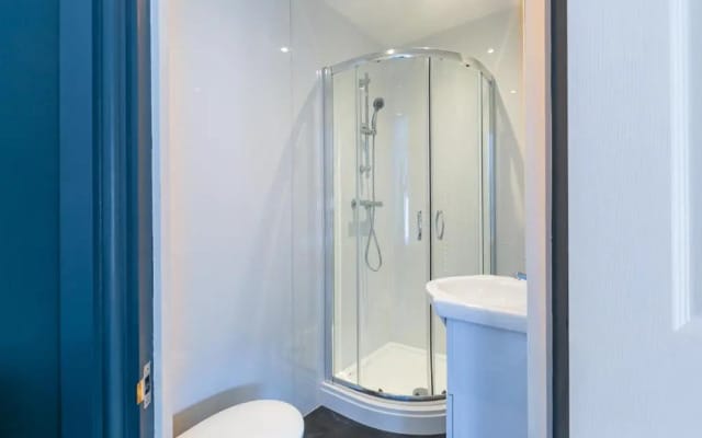Contractor & Leisure & En-Suite Bathrooms & Free Parking