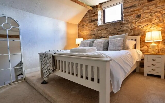 Barn in Peak District With Countryside Views