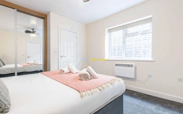 2 BED Modern apartment. Close to station & PARKING