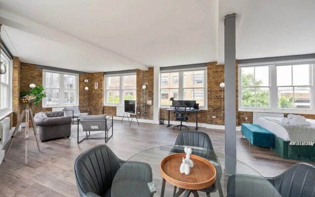 Spacious Bright Oasis in Old Street